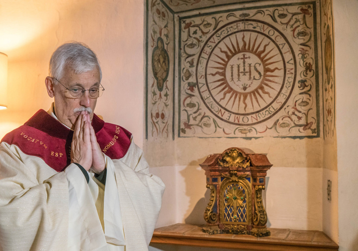 « Il m’a appris à contempler Dieu dans les yeux des pauvres » – P. Arturo Peraza sj à propos du Père Général