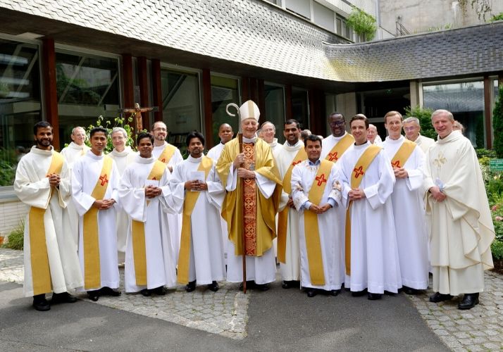 Onze jésuites ordonnés diacres en l’église Saint-Ignace à Paris