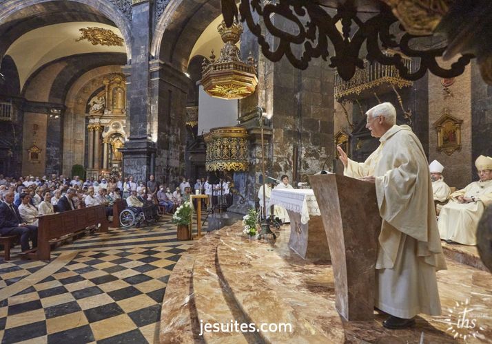 pere arturo sosa jesuite lors de la consecration de la compagnie de jesus